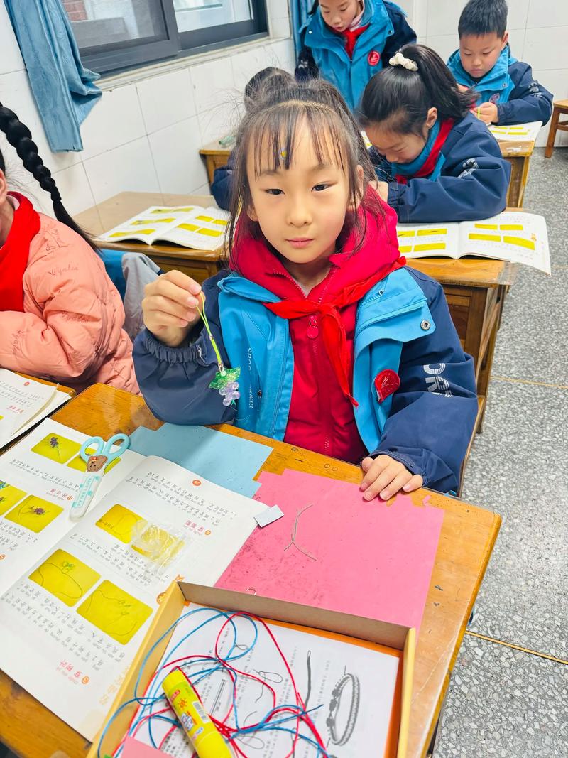 家有小学生，红领巾批发着买 丢完了又买，这不，又在地上捡到一条